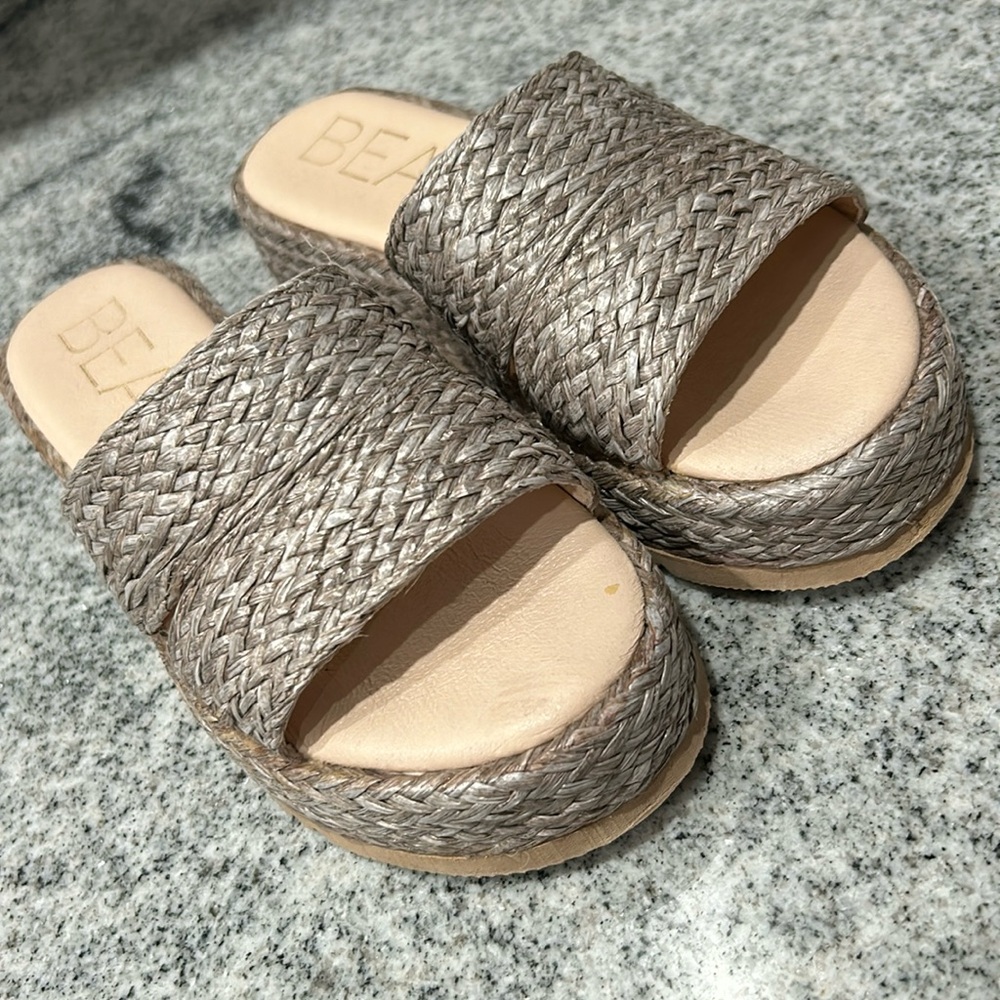 Beach by Matisse size 7 gray sandals